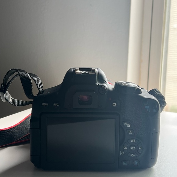 Canon EOS Rebel T6i - Picture 2 of 3